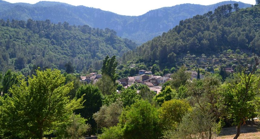 Le village de Belgentier au milieu de la Vallée